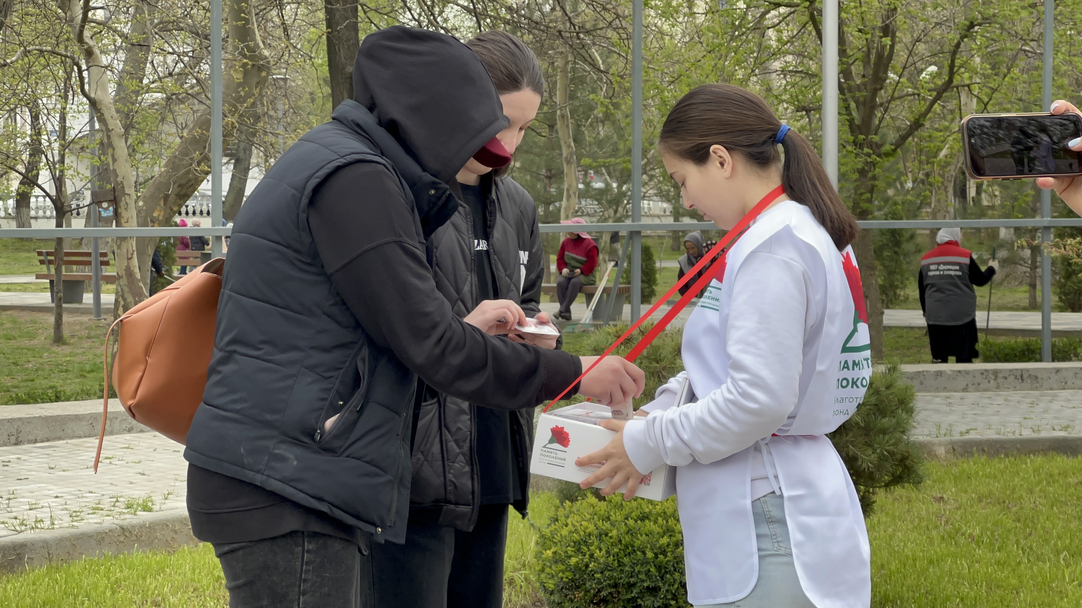 Акция «Красная гвоздика» объединила дагестанцев в помощи участникам боевых действий