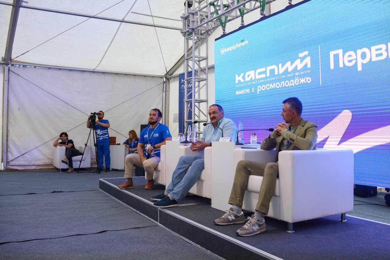 Сергей Меликов и Дамир Фаттахов встретились с участниками молодежного форума «Каспий-2023» в рамках ГосСтарт.Диалог