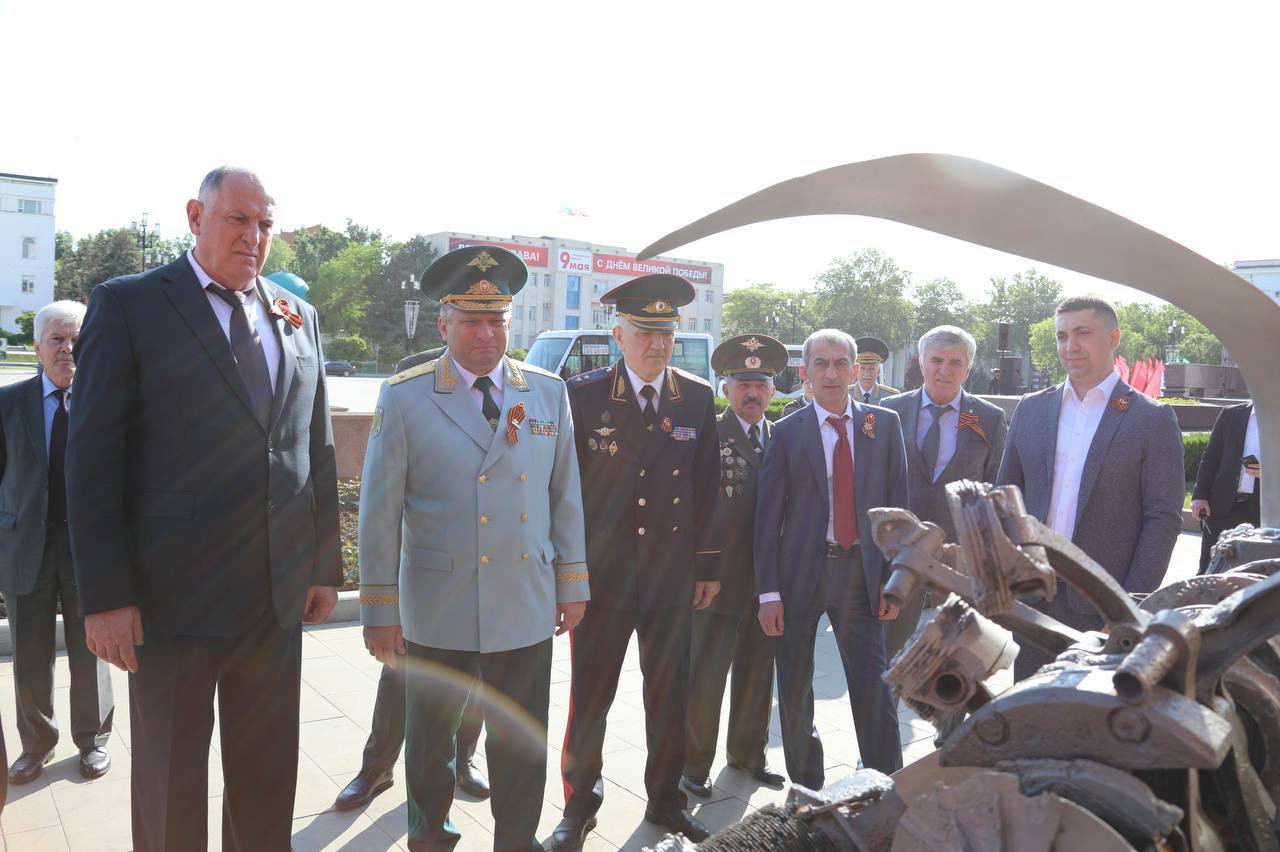 Абдулмуслим Абдулмуслимов осмотрел «Стену памяти», установленную на площади Махачкалы
