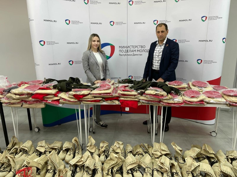 Минмолодежи РД передало 50 комплектов юнармейской формы региональному отделению «Юнармии»