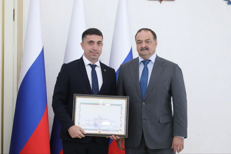 Глава РД Сергей Меликов наградил Камила Саидова почетной грамотой