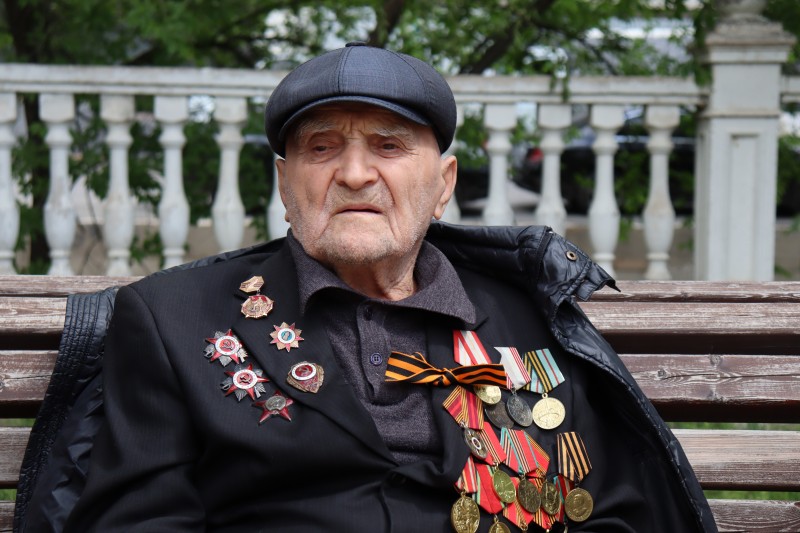 В Махачкале продолжается акция «Парад у дома ветерана»
