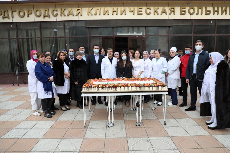 Медработникам «красной» зоны ГКБ №1 г. Махачкалы подарили большой торт размером 1х2 метра с надписью «Спасибо, доктор!»