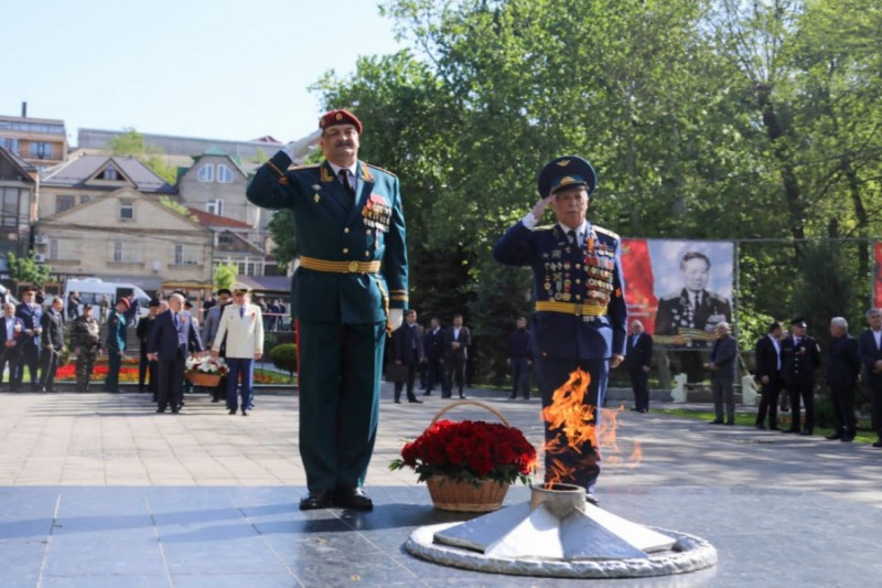 В Махачкале прошло возложение цветов к памятнику Воину-освободителю