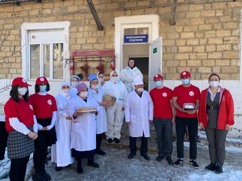 В Дахадаевском районе стартовала акция по доставке сладостей и фруктов врачам «красных» зон