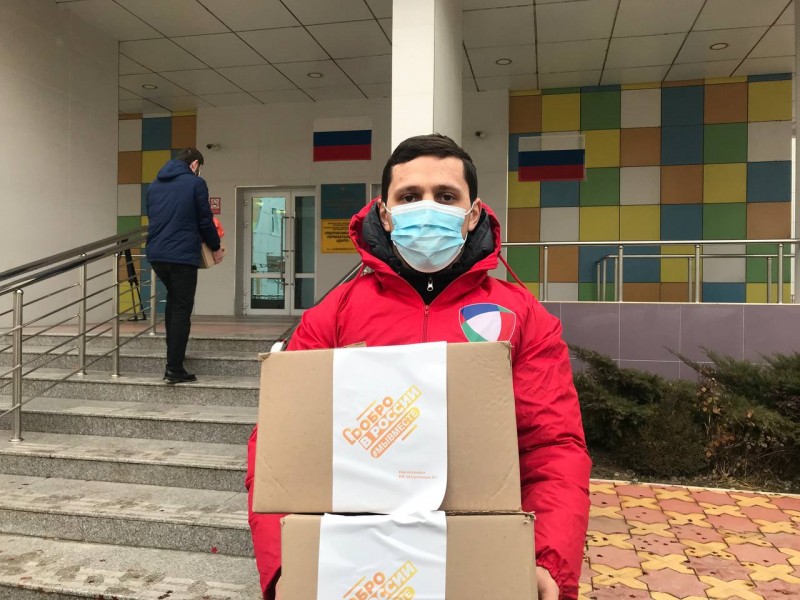 В Махачкале продолжается акция по доставке продуктов медикам из «красной» зоны