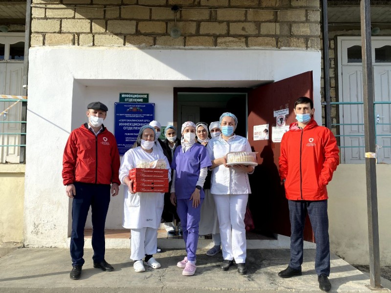 В Сергокалинском районе врачам «красной» зоны доставили фрукты и сладкую выпечку