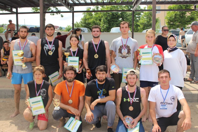 Чемпионат по пляжному волейболу прошел на фестивале ко Дню молодежи в Махачкале