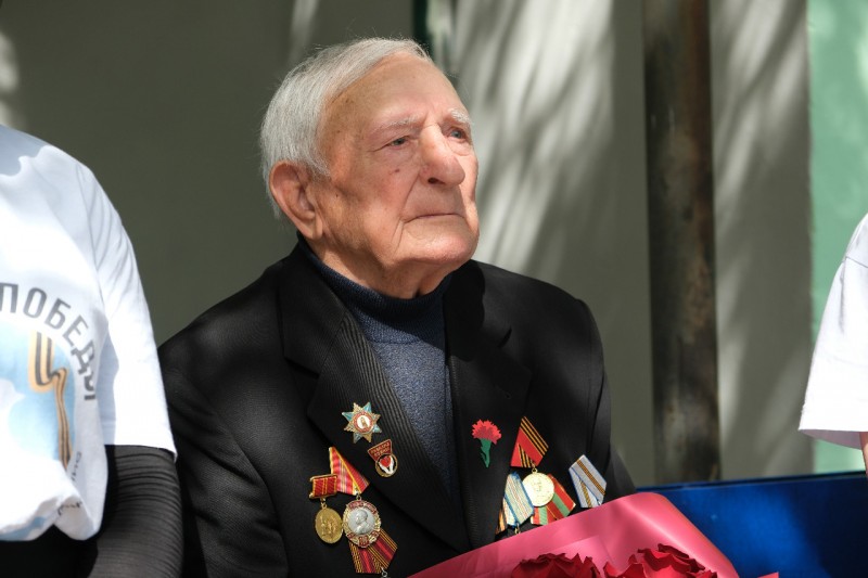 В Махачкале прошла Всероссийская акция «Парад у дома ветерана»