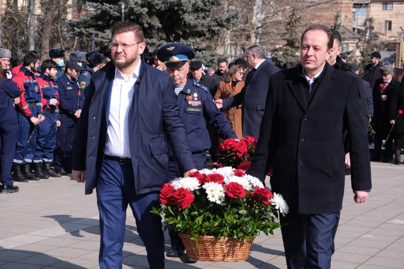 В Махачкале прошла церемония возложения цветов к памятнику Воину-освободителю