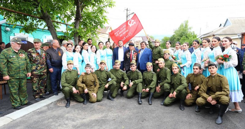 В Хасавюрте прошёл парад у дома ветерана Александра Макухи