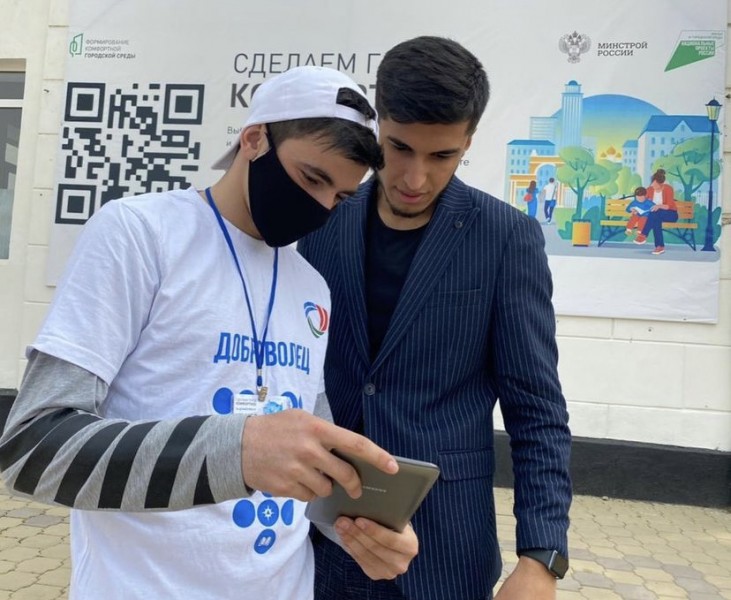В Дагестане волонтеры помогают населению в онлайн-голосовании за объекты благоустройства