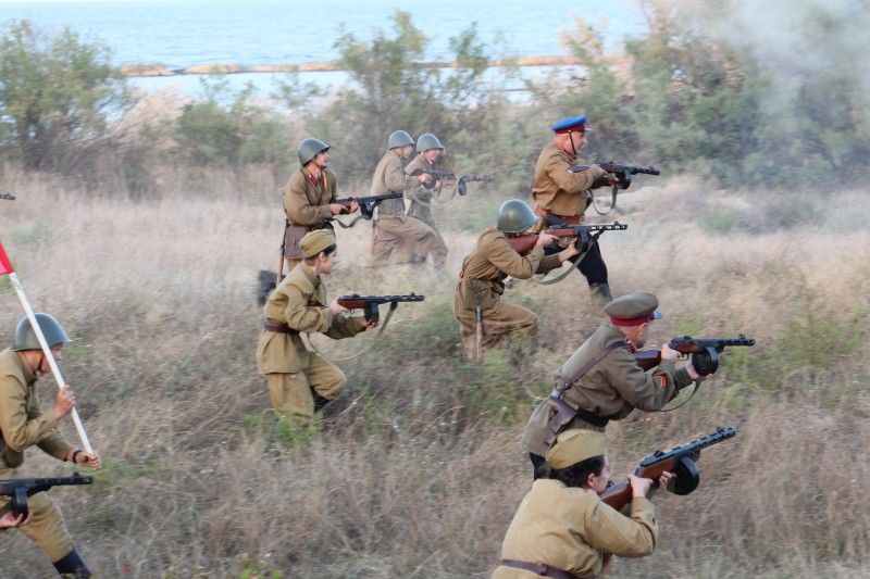 На форуме «Каспий» состоялся показ военно-исторической реконструкции «Битва за Кавказ»