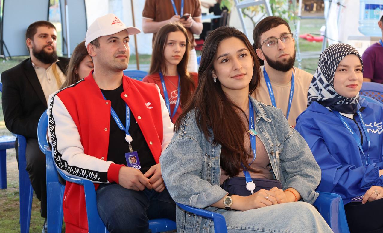 На молодёжном форуме «Каспий-2025» прошёл День платформы «Россия – страна возможностей»