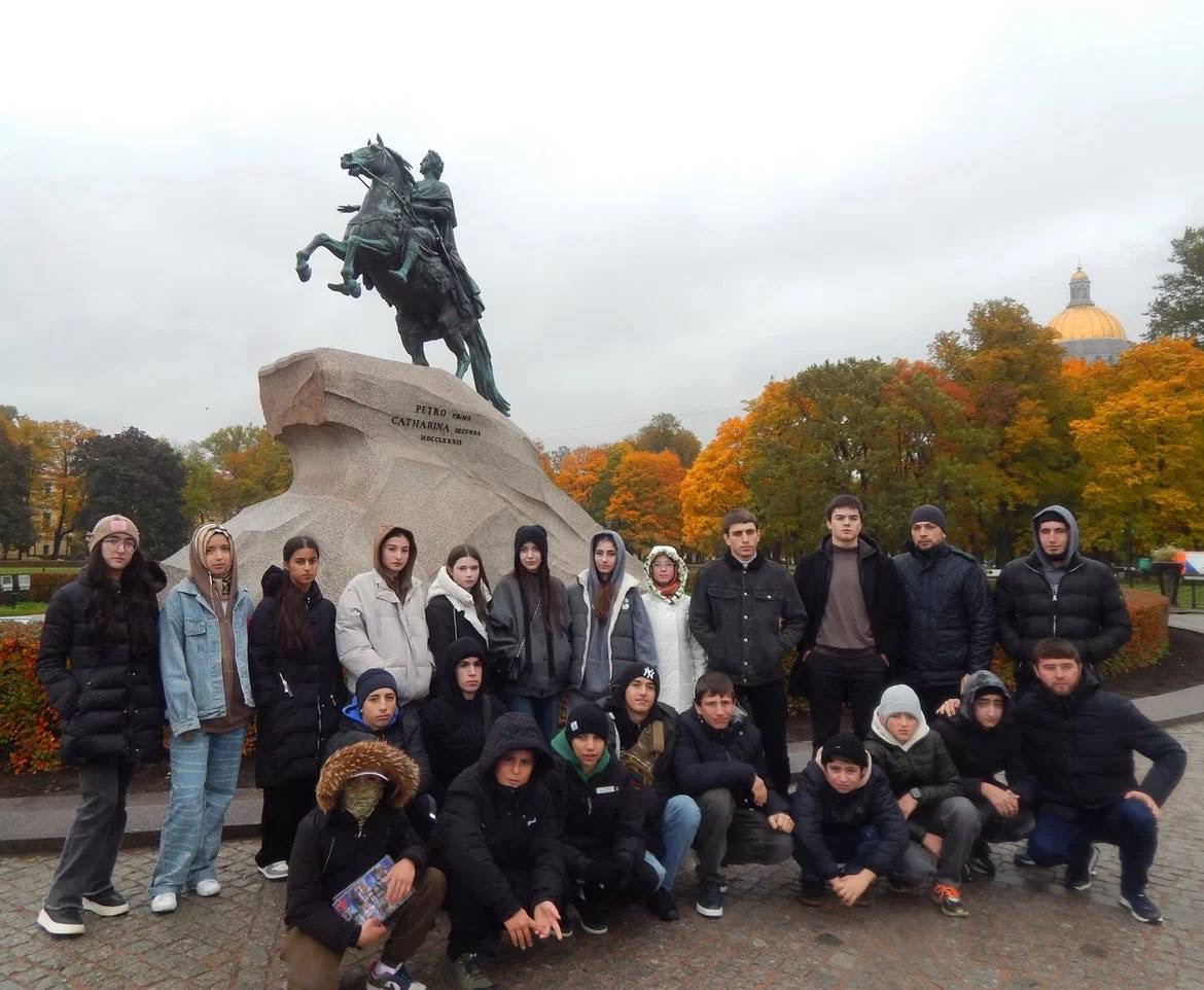 Школьники и студенты Дагестана посетили места боевой славы в Санкт-Петербурге