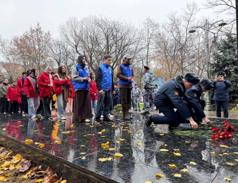 В Махачкале почтили память героев в День Неизвестного Солдата