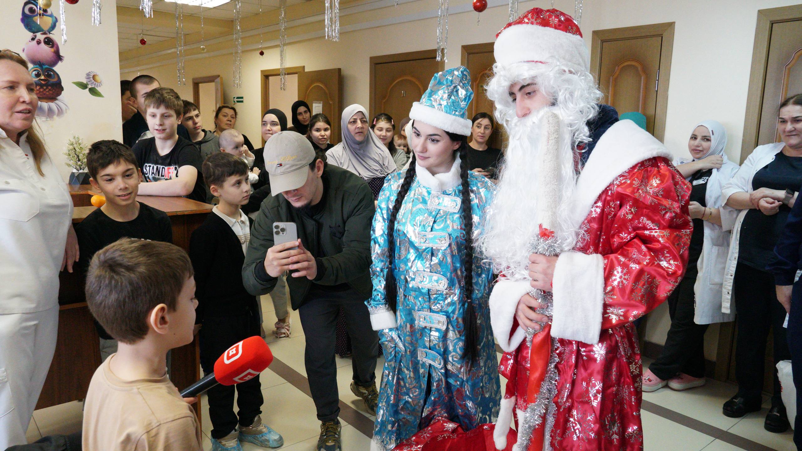«Десант Дедов Морозов» подарил новогоднее волшебство детям больницы им. Кураева
