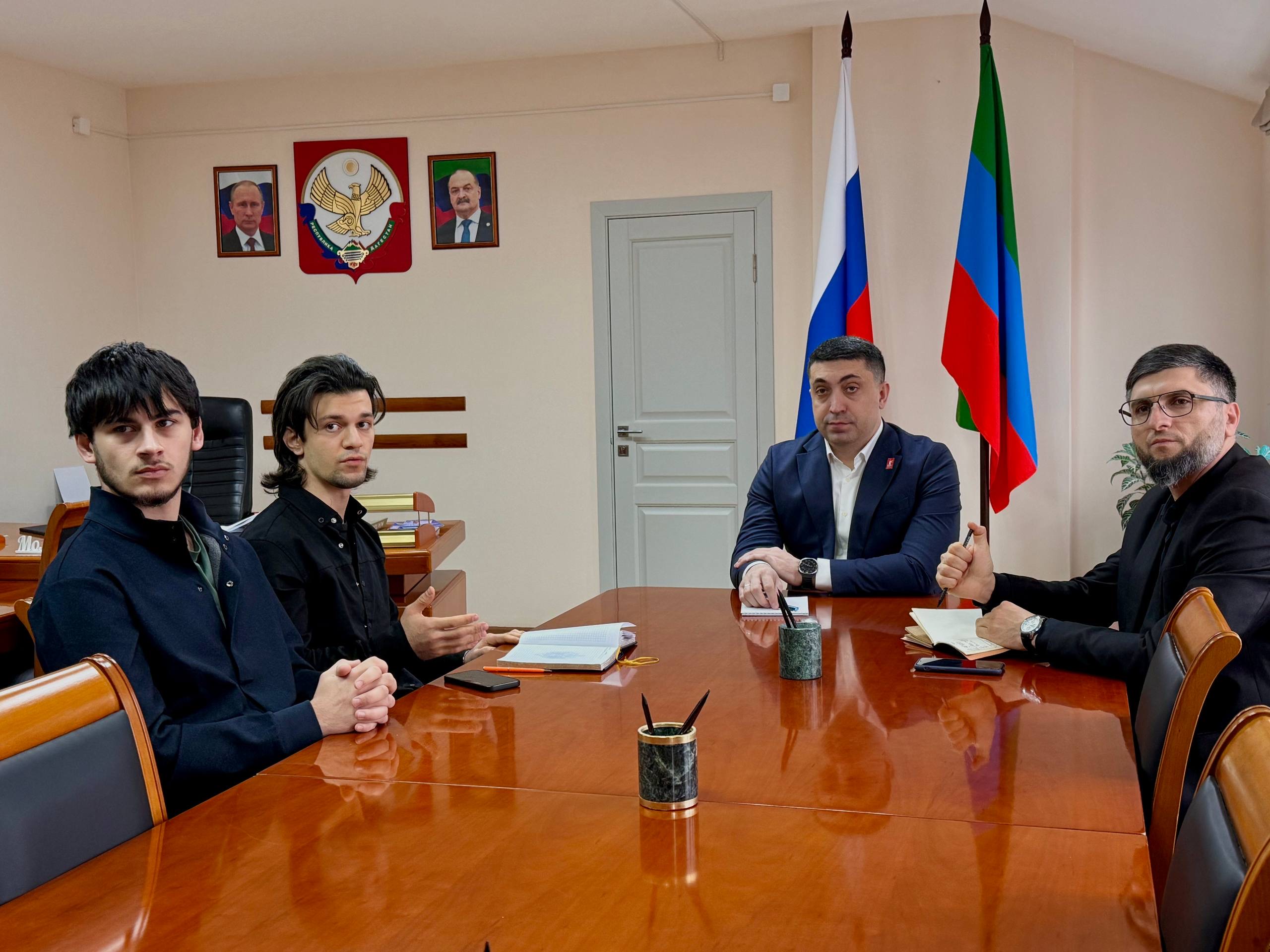 Министр по делам молодежи Дагестана Камил Саидов провел рабочую встречу с командой Фиджитал-движения РД