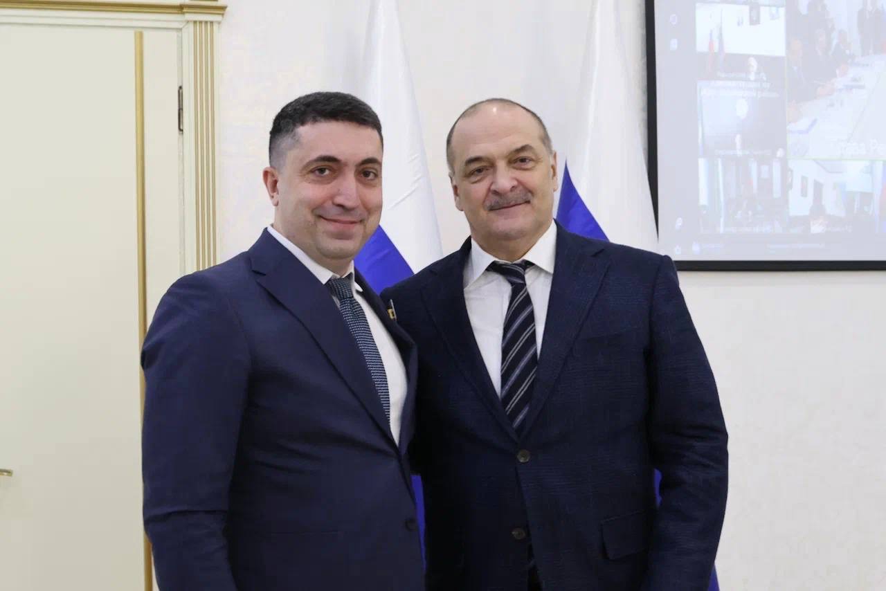 Глава Дагестана наградил команду Министерства по делам молодежи РД за значимый вклад в развитие республики