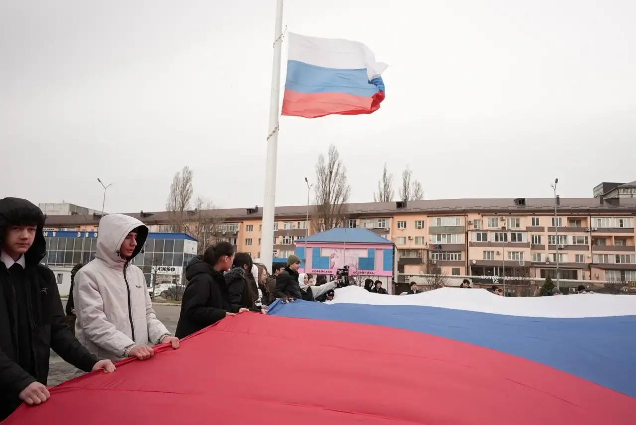 В Махачкале развернули масштабный флаг России в честь Дня воссоединения Крыма и Севастополя с Россией