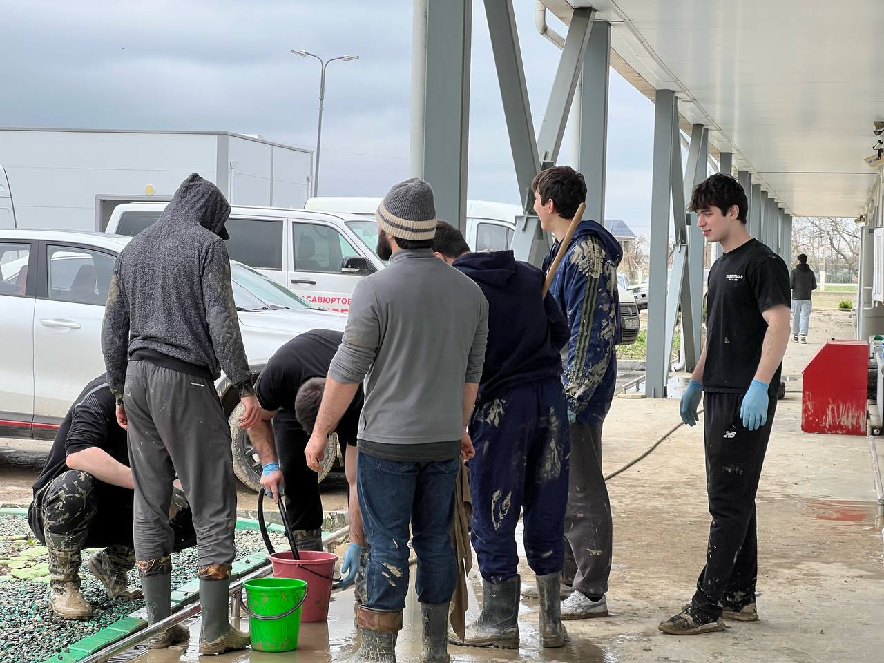 Сегодня  волонтёры работали в Хасавюртовском районе — в Многофункциональном медицинском центре, оказывая помощь в ликвидации последствий подтопления