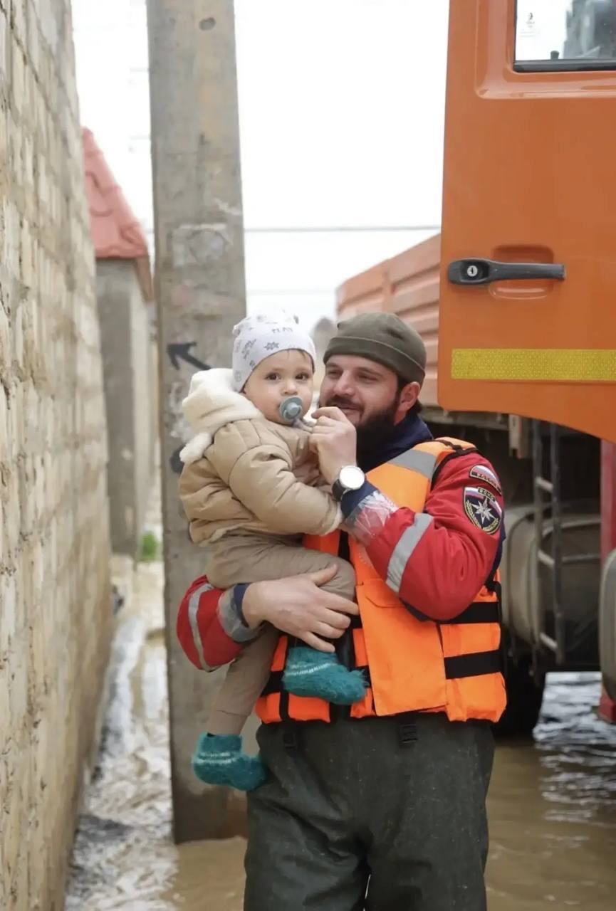 Волонтёры ВСКС продолжают помогать жителям Махачкалы после второго потока дождей