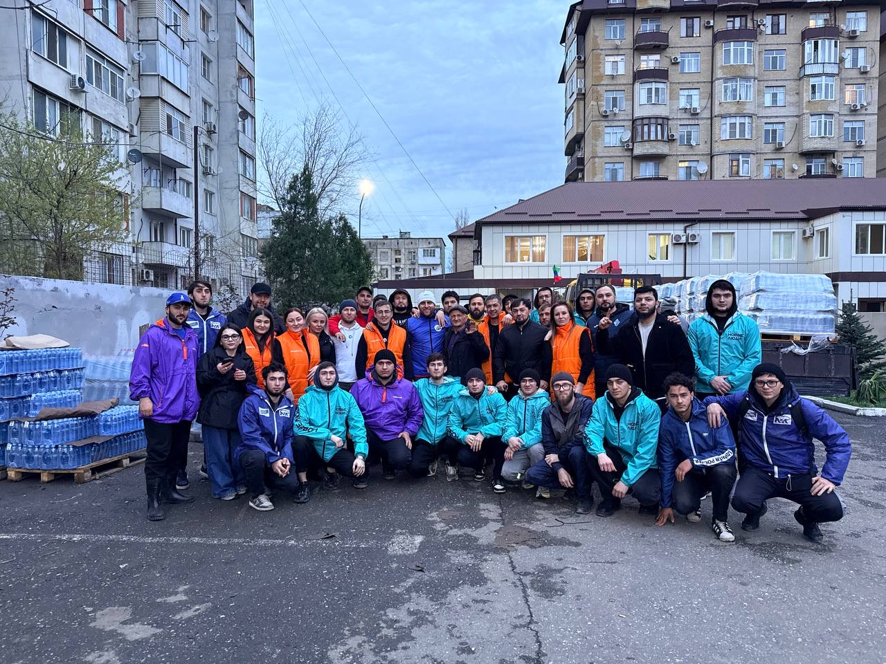 Волонтёры штаба #МЫВМЕСТЕ раздали жителям Махачкалы 13 тонн питьевой воды