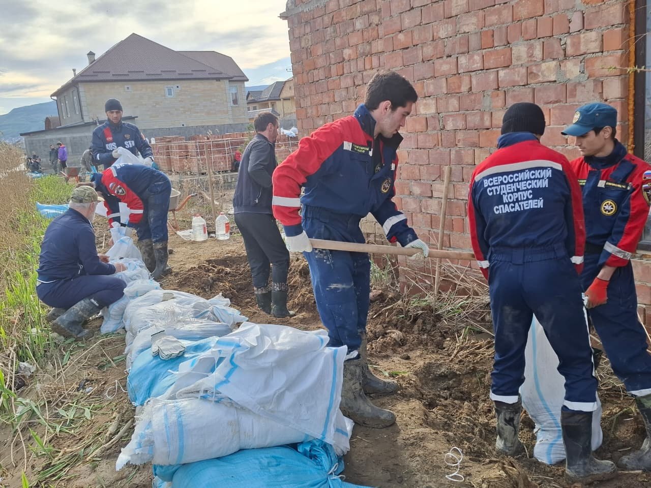 Добровольцы Всероссийского студенческого корпуса спасателей построили защитное сооружение и очистили русло реки в Махачкале
