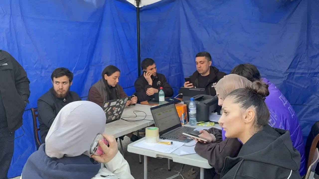 Сотрудники Минмолодежи РД активно участвуют  в доставке воды и гуманитарной помощи пострадавшим