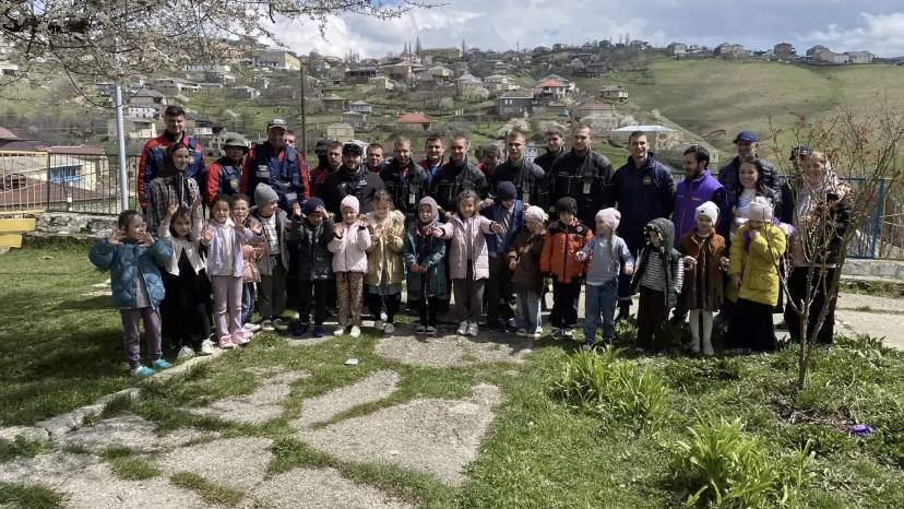 Волонтёры #МЫВМЕСТЕ помогают жителям и контролируют опасные участки в Дахадаевском районе