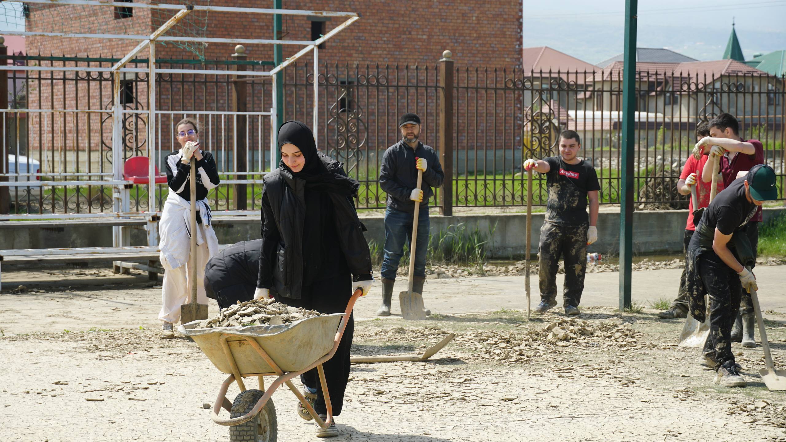 В Махачкале прошел масштабный субботник по очистке микрорайона Пальмира