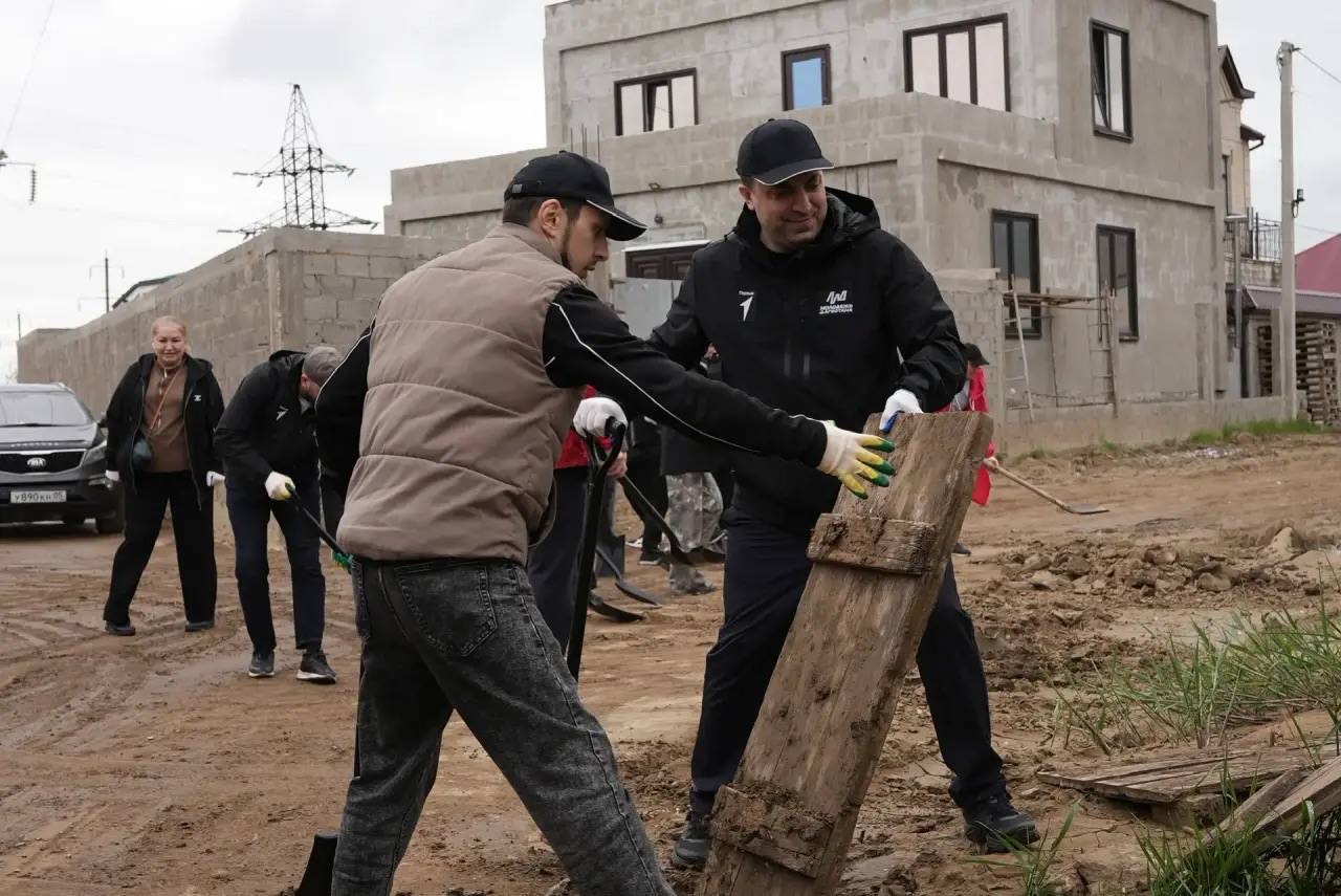 Сотрудники Минмолодежи РД приняли участие во Всероссийском субботнике