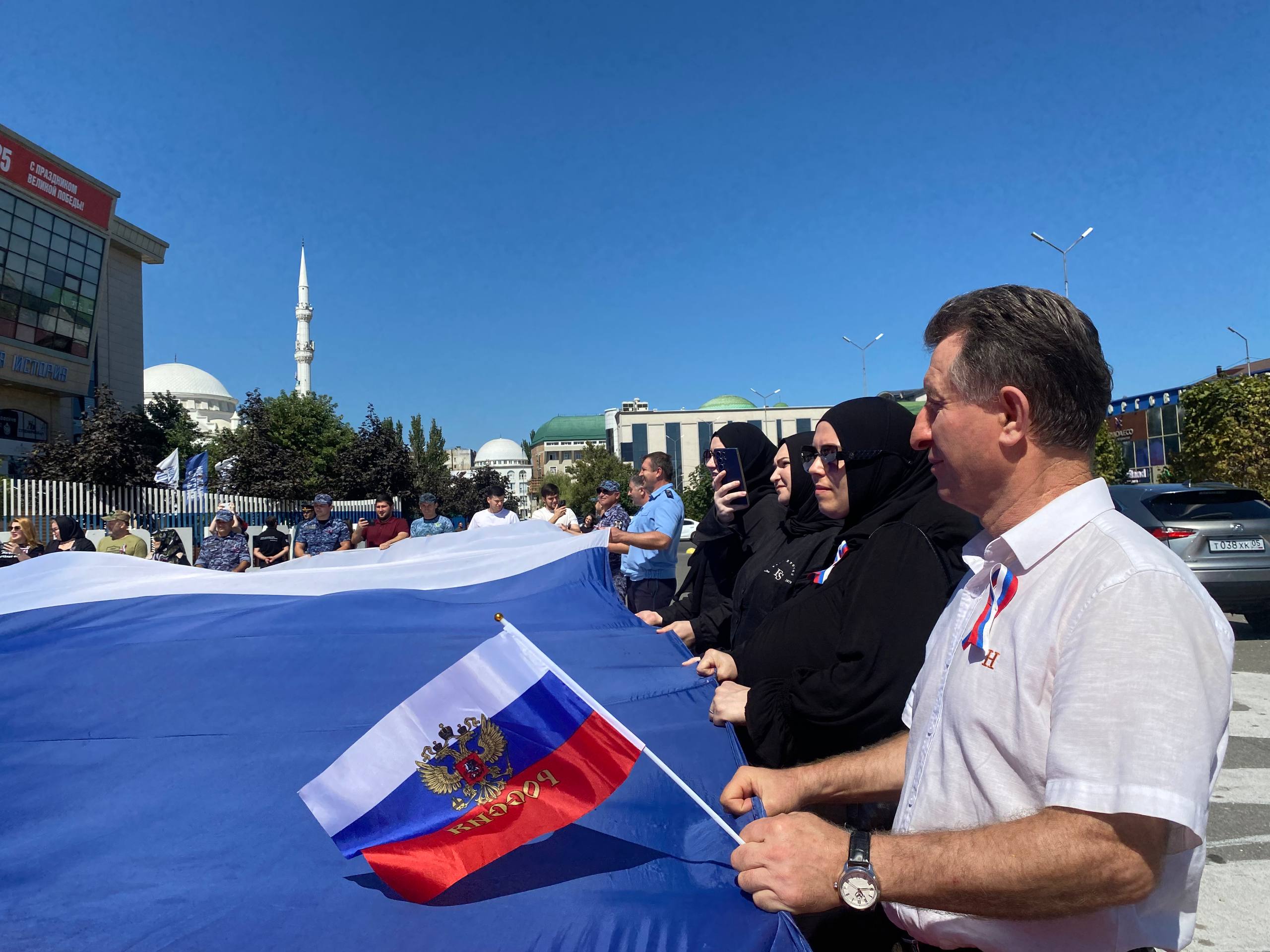 В Махачкале прошел флешмоб ко Дню Государственного флага России