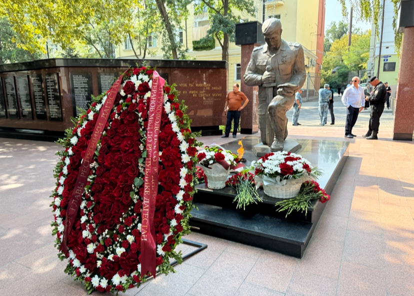 В Махачкале прошла церемония возложения цветов ко Дню солидарности в борьбе с терроризмом
