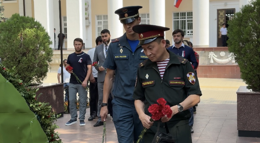 В Махачкале прошла церемония возложения цветов ко Дню солидарности в борьбе с терроризмом