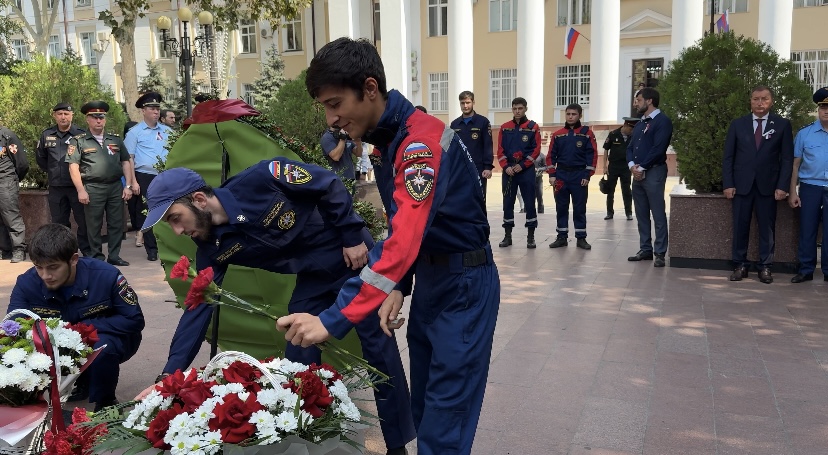 В Махачкале прошла церемония возложения цветов ко Дню солидарности в борьбе с терроризмом