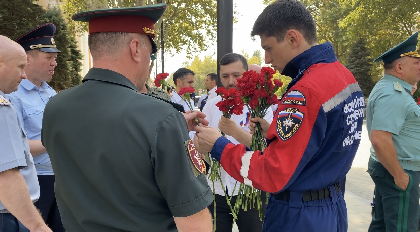 В Махачкале прошла церемония возложения цветов ко Дню солидарности в борьбе с терроризмом