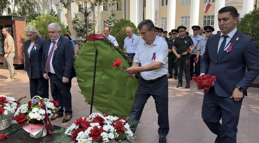 В Махачкале прошла церемония возложения цветов ко Дню солидарности в борьбе с терроризмом
