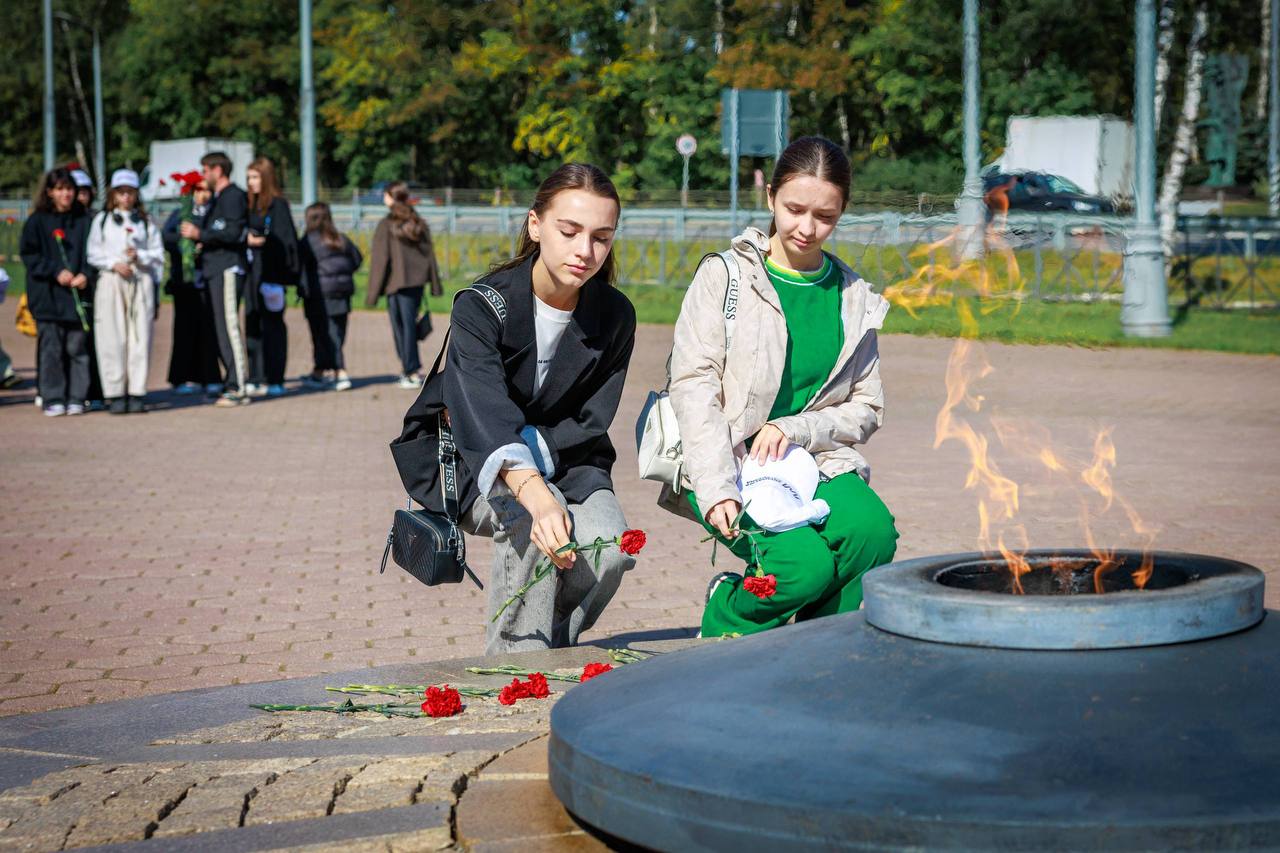 Школьники и студенты Дагестана посетили места боевой славы в Москве