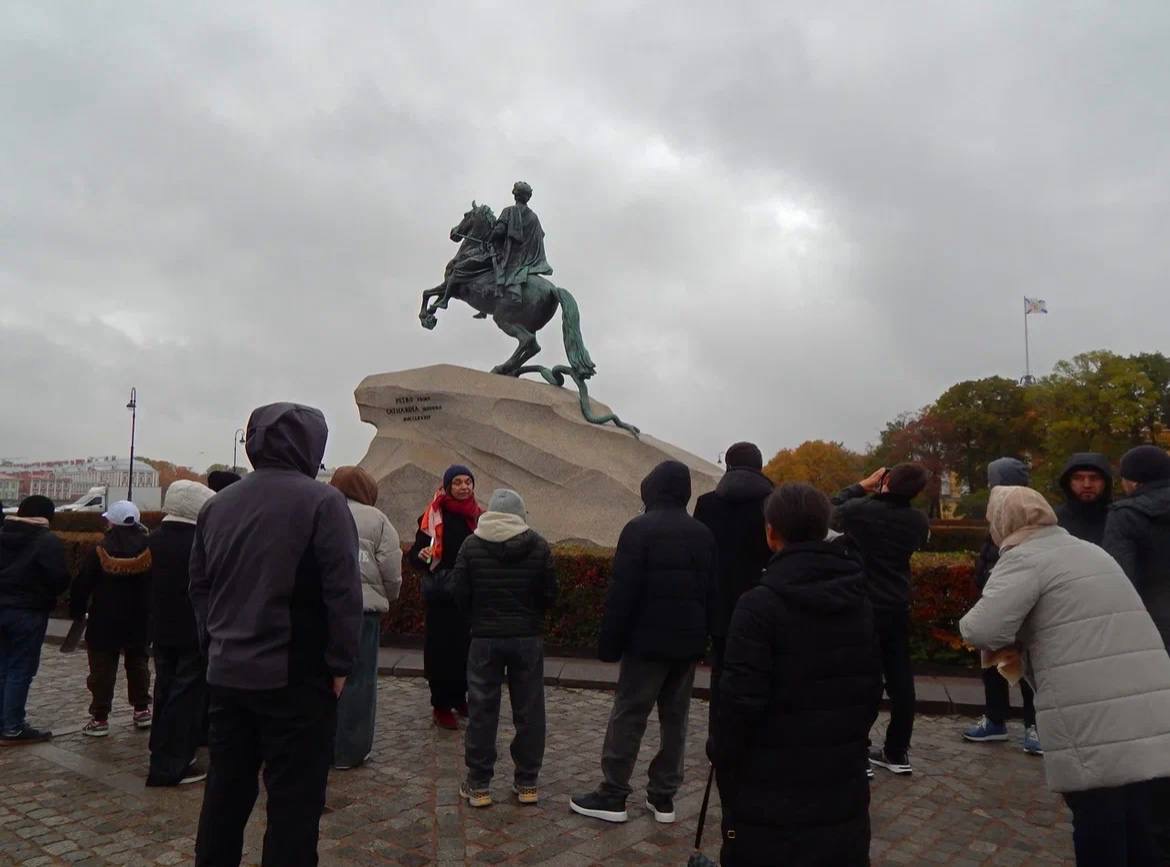 Школьники и студенты Дагестана посетили места боевой славы в Санкт-Петербурге