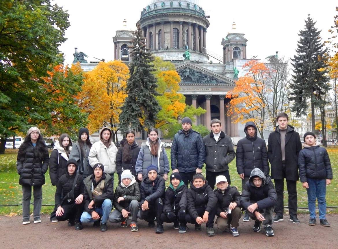 Школьники и студенты Дагестана посетили места боевой славы в Санкт-Петербурге