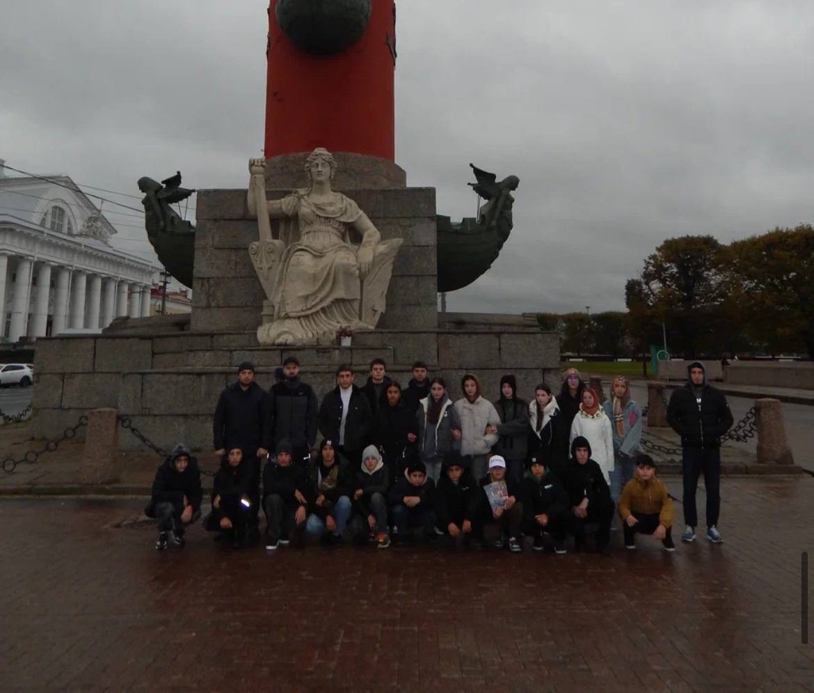 Школьники и студенты Дагестана посетили места боевой славы в Санкт-Петербурге