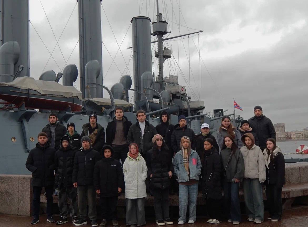 Школьники и студенты Дагестана посетили места боевой славы в Санкт-Петербурге