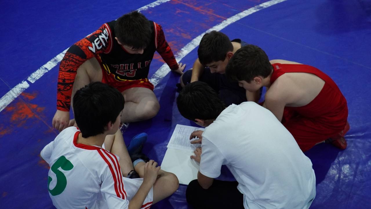 В спортивной школе имени Абдулрашида Садулаева прошла интеллектуальная викторина для юных спортсменов