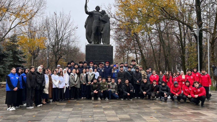В Махачкале почтили память героев в День Неизвестного Солдата
