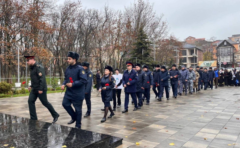 В Махачкале почтили память героев в День Неизвестного Солдата