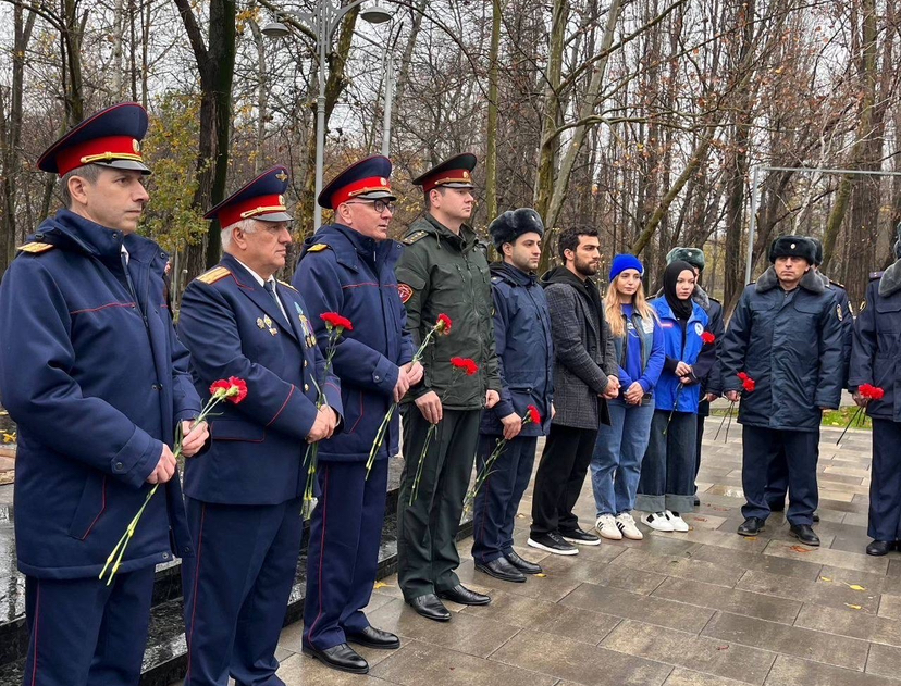 В Махачкале почтили память героев в День Неизвестного Солдата