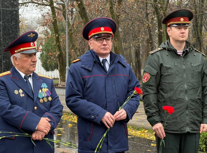 В Махачкале почтили память героев в День Неизвестного Солдата