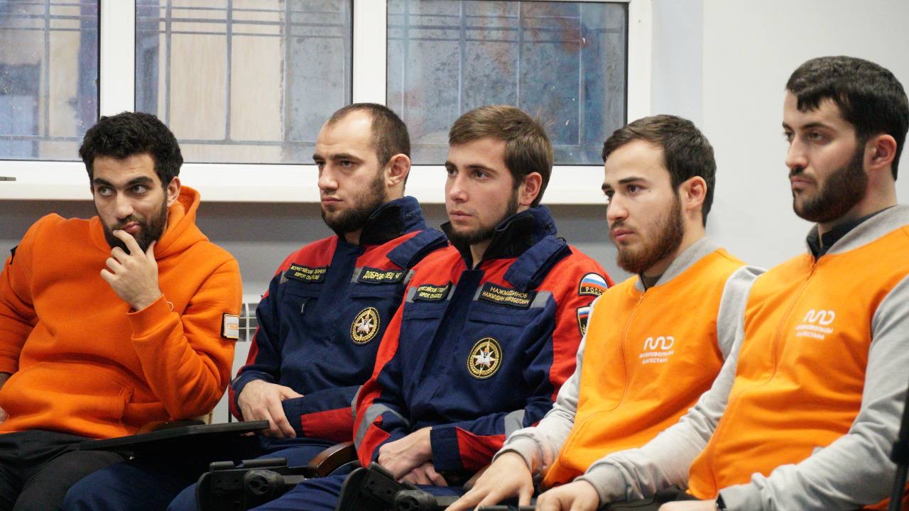 Председатель Народного Собрания РД Заур Аскендеров посетил Республиканский молодёжный центр в рамках Дня добровольца