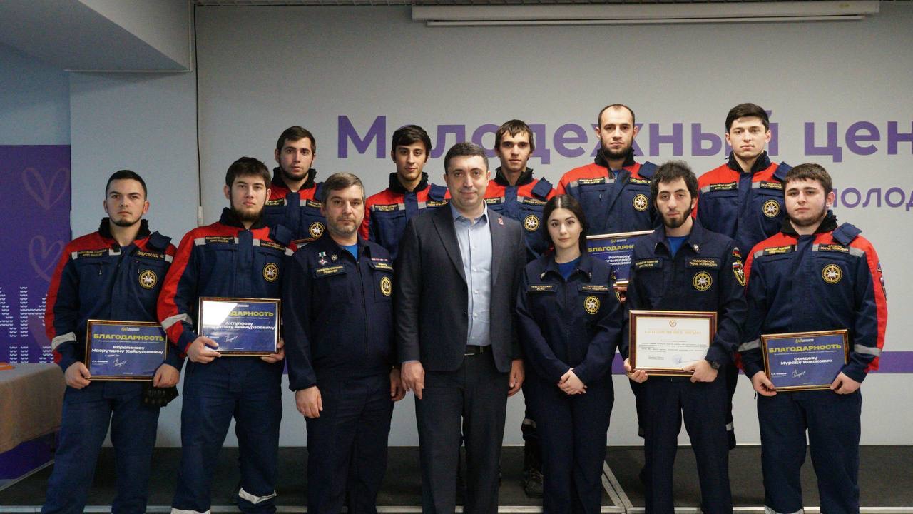 Председатель Народного Собрания РД Заур Аскендеров посетил Республиканский молодёжный центр в рамках Дня добровольца